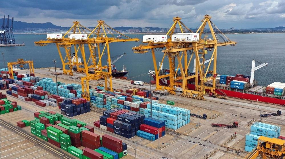 △在遼寧大連市遼寧港口集團大連港集裝箱碼頭，貨輪在裝卸集裝箱。