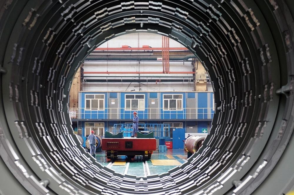 △2023年8月31日，工人在哈電集團哈爾濱電機廠有限責(zé)任公司的水電分廠重型車間作業(yè)。