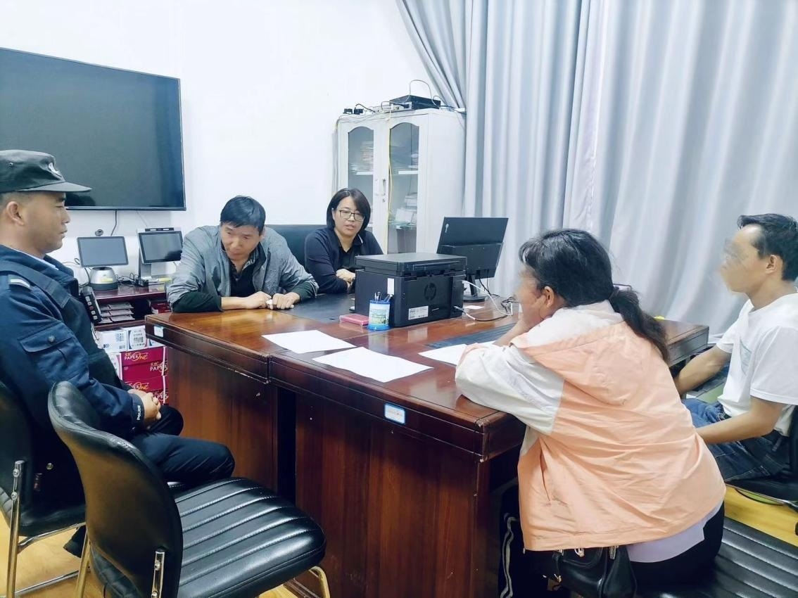 2023年8月4日，和立峰（左二）在調(diào)解一起家庭婚姻糾紛。受訪者供圖