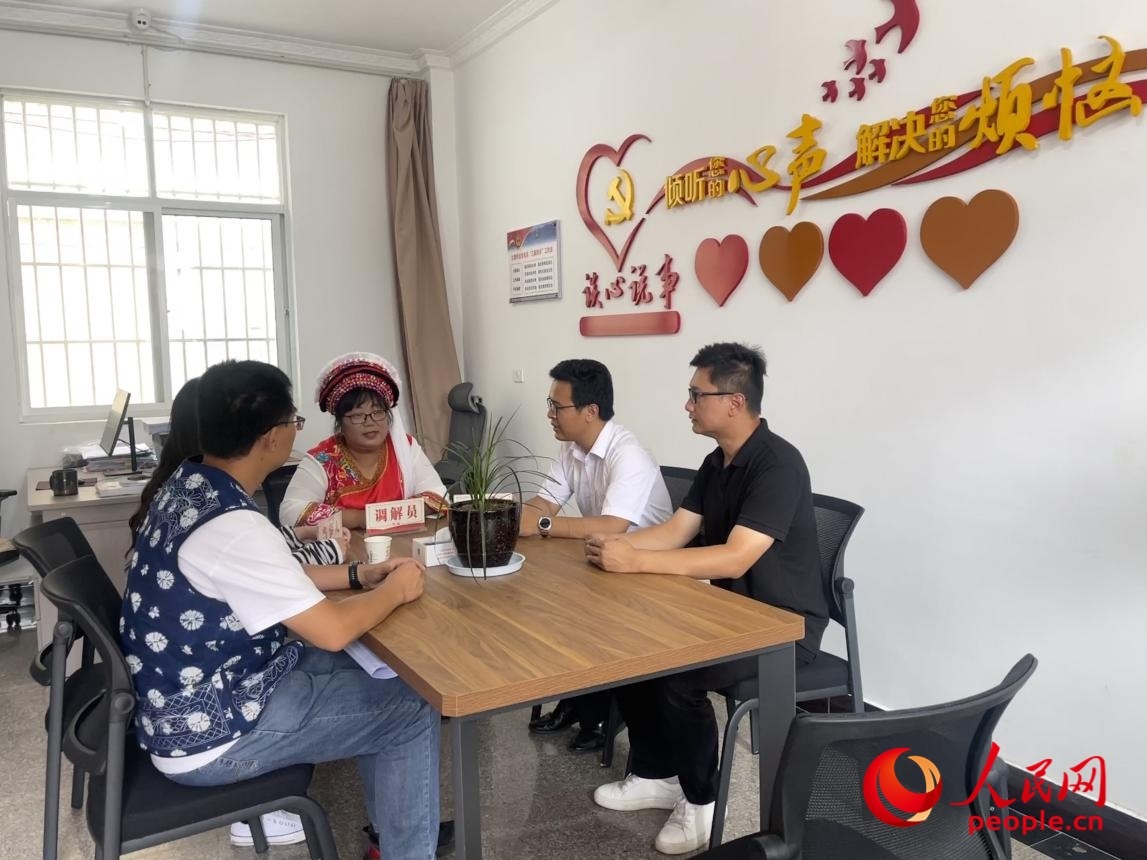 李雪娟（右三）和群眾交流。人民網(wǎng) 周靜圓攝