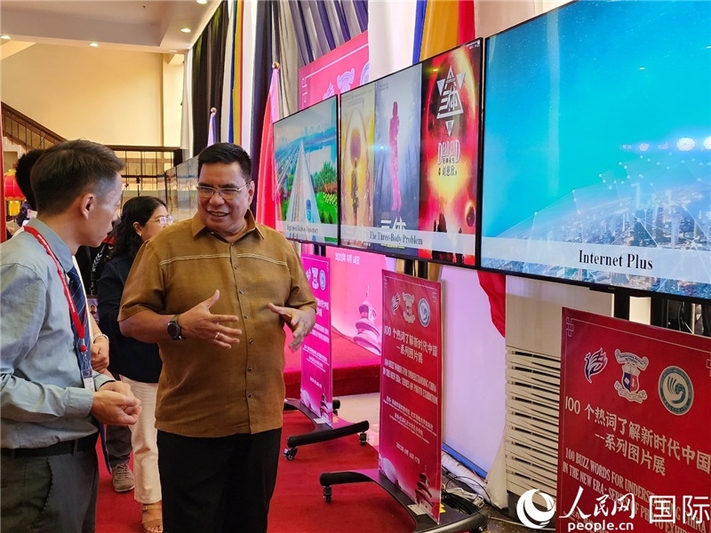 圖為菲律賓國(guó)家圖書館館長(zhǎng)阿德里亞諾參觀新時(shí)代中國(guó)圖片展。人民網(wǎng)記者樊帆攝