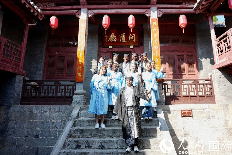 圖為選手們在海會書院內(nèi)合影留念。人民網(wǎng) 盧鵬宇攝