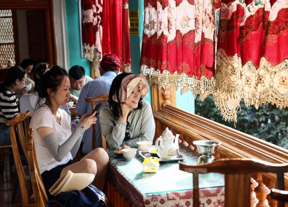 游客在新疆喀什古城景區(qū)百年老茶館內品茶小憩（2023年9月7日攝）。新華社記者 蘭紅光 攝