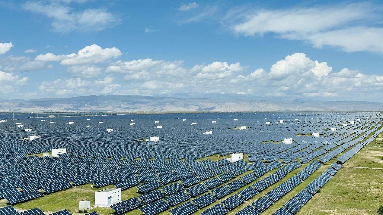 遠眺青海省海南州光伏發(fā)電園區(qū)。人民網(wǎng) 劉沛然攝