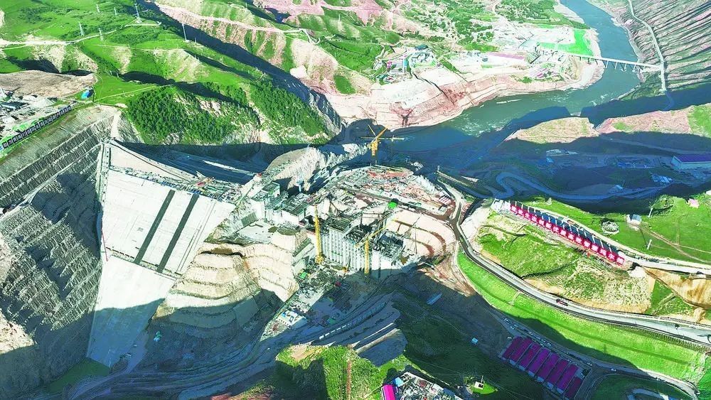 瑪爾擋水電站項目建設(shè)現(xiàn)場。國家能源集團青?，敔枔跛娬竟﹫D