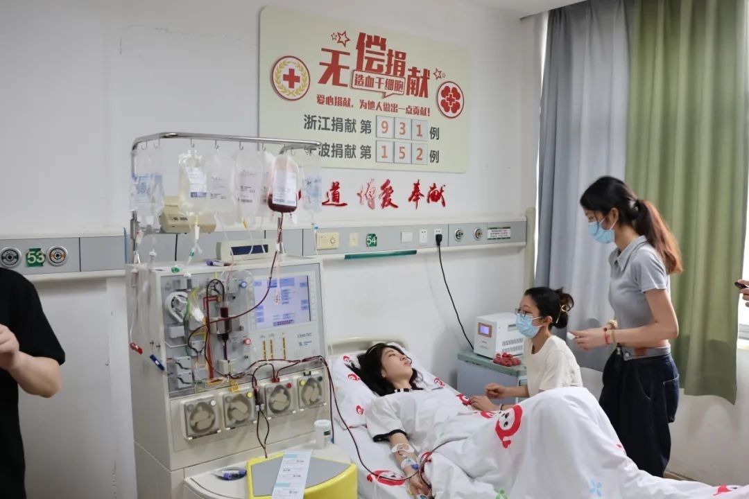 陸冰冰（右三）捐獻(xiàn)185毫升造血干細(xì)胞。受訪者供圖