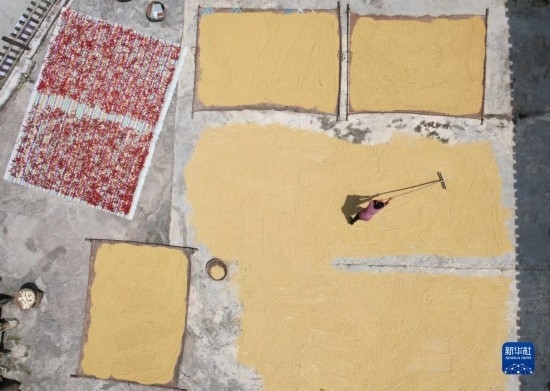 9月16日，村民在貴州省黔東南苗族侗族自治州施秉縣馬溪鄉(xiāng)王家坪村晾曬稻谷（無人機照片）。