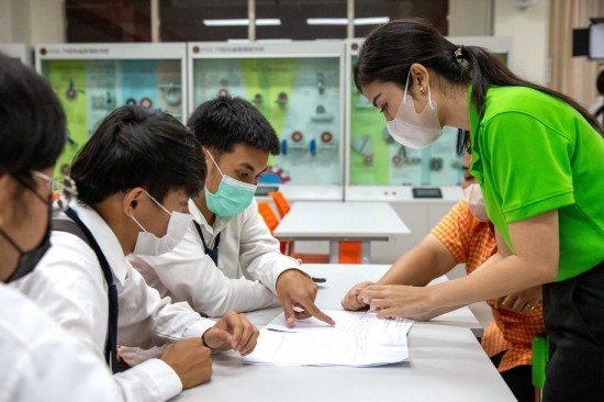3月14日，在泰國(guó)大城府大城技術(shù)學(xué)院魯班工坊，教師（右一）給學(xué)生上課。新華社記者 王騰 攝
