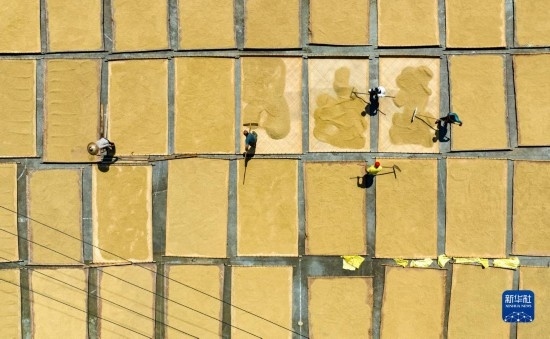 9月16日，在湖南省懷化市通道侗族自治縣萬佛山鎮(zhèn)溪上村，村民在晾曬稻谷（無人機照片）。