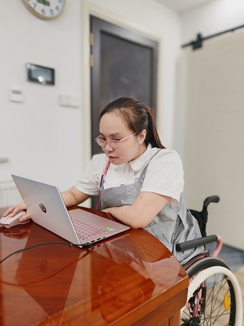 杜誠誠在準備電影講解稿。 魏涵玉攝