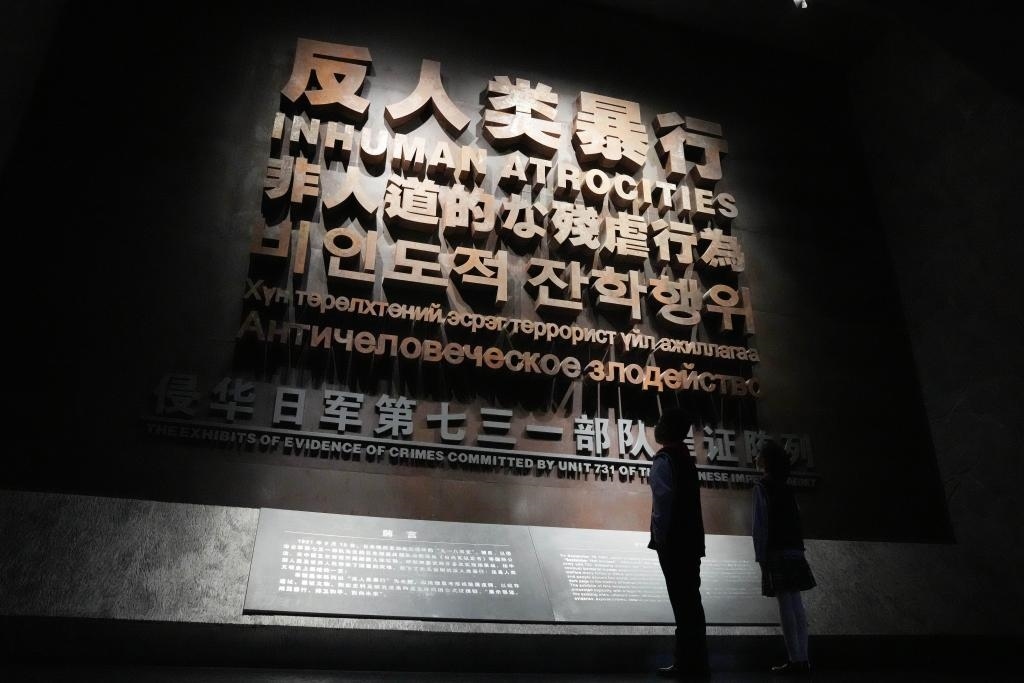 9月18日，青少年在侵華日軍第七三一部隊(duì)罪證陳列館內(nèi)參觀。新華社記者 王建威 攝