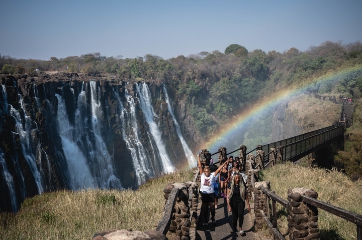 8月21日，游客在贊比亞觀賞維多利亞瀑布景色。