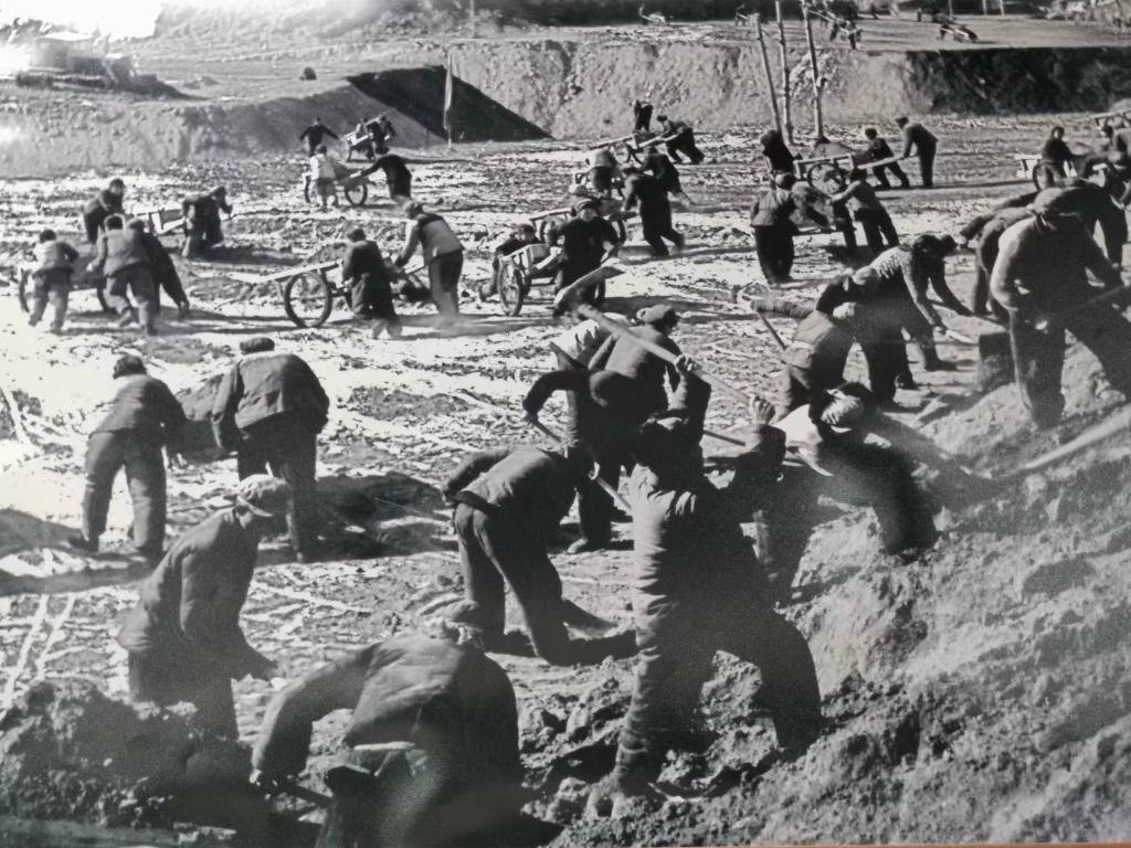 20世紀70年代，高西溝人治理水土流失場景。（資料圖片）