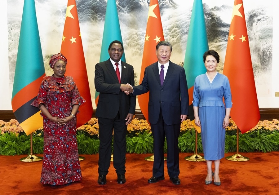 這是會談前，習近平主席和夫人彭麗媛同希奇萊馬總統(tǒng)和夫人穆廷塔合影。