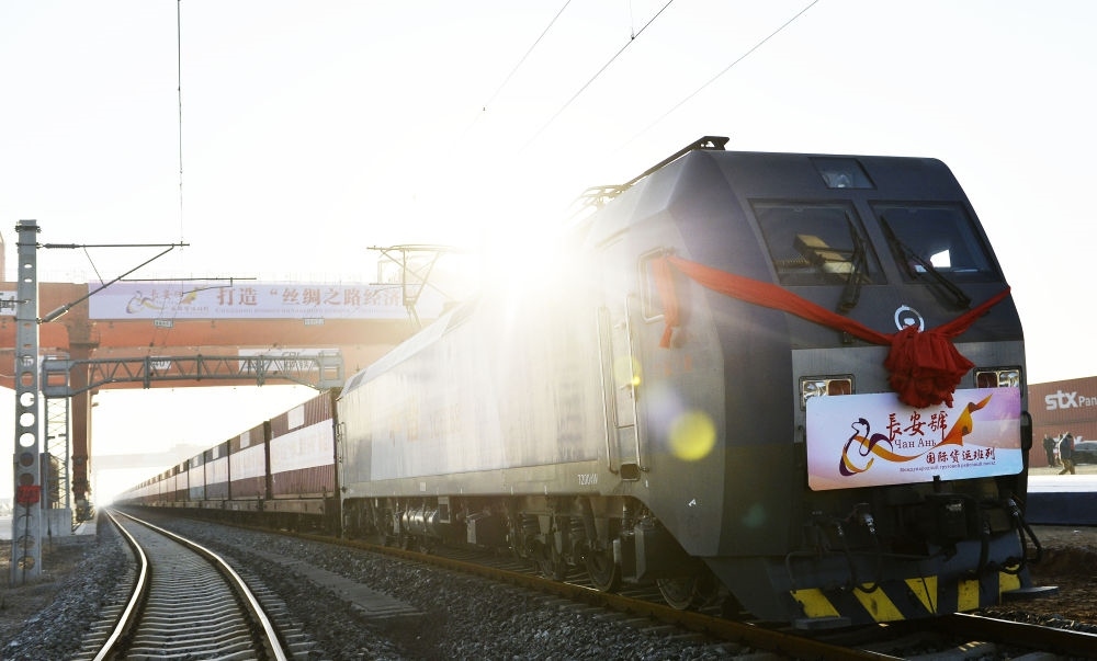 2013年11月28日，首趟由西安發(fā)往哈薩克斯坦阿拉木圖的長(zhǎng)安號(hào)國(guó)際貨運(yùn)列車(chē)等待出發(fā)。新華社記者 劉瀟 攝