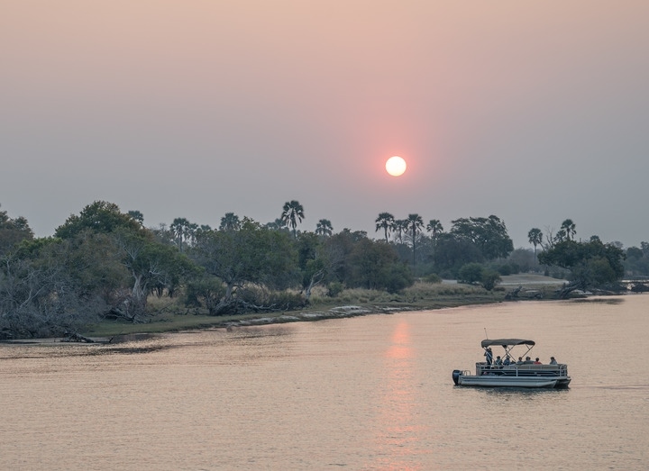 8月23日，在贊比亞拍攝的贊比西河上的游船。