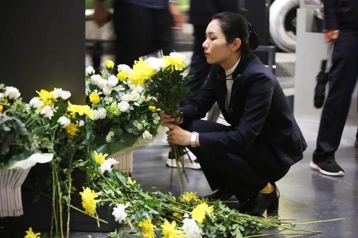 9月18日，工作人員在侵華日軍第七三一部隊(duì)罪證陳列館整理花束。新華社記者 石楓 攝