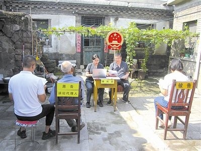 圖②：法庭在農(nóng)家小院開(kāi)展巡回審判。