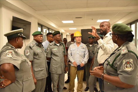 萊基港員工向海關(guān)工作人員講解掃描儀使用方法。受訪者供圖