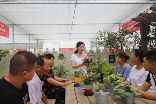 李敏向村民講授花木直播經(jīng)驗(yàn)。受訪者供圖