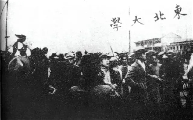 △東北大學(xué)學(xué)生走在一二·九請?jiān)赣涡嘘?duì)伍最前列。