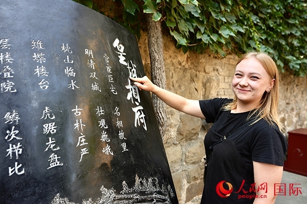 選手金雪花（波蘭）在古堡內(nèi)留影。人民網(wǎng) 盧鵬宇攝