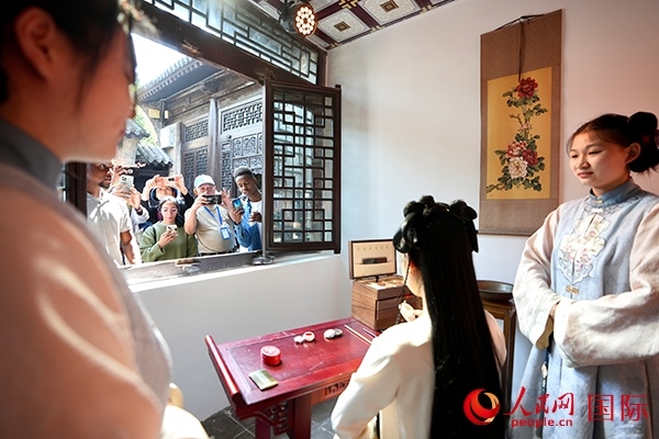 選手們觀看表演。人民網(wǎng) 盧鵬宇攝