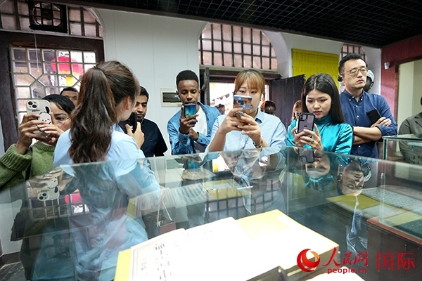 選手們認真聆聽導(dǎo)游講解。人民網(wǎng) 盧鵬宇攝