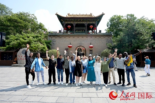 選手們在御書樓前合影。人民網(wǎng) 盧鵬宇攝