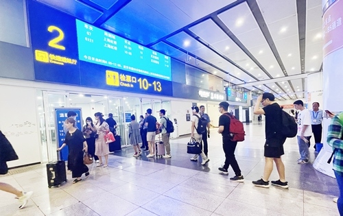 在快速進(jìn)站廳前排隊(duì)等待檢票的旅客。人民網(wǎng)記者 喬雪峰攝