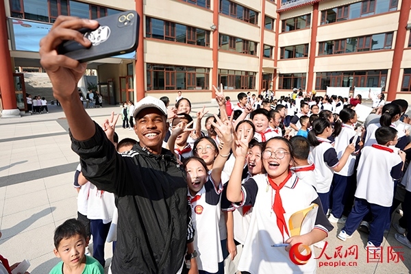 選手和學生們合影。人民網(wǎng) 盧鵬宇攝