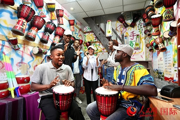 選手們敲起非洲鼓。人民網(wǎng) 盧鵬宇攝
