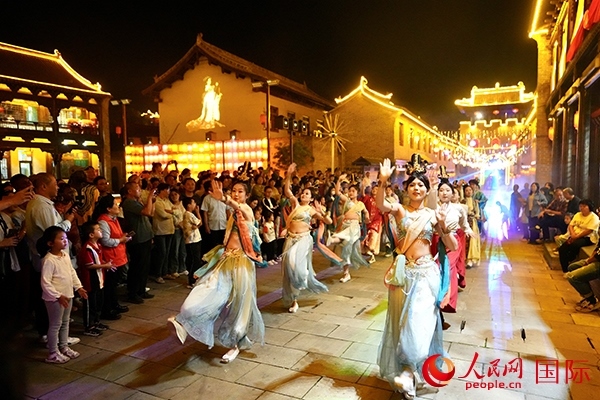 古城巡游隊伍。人民網(wǎng) 盧鵬宇攝