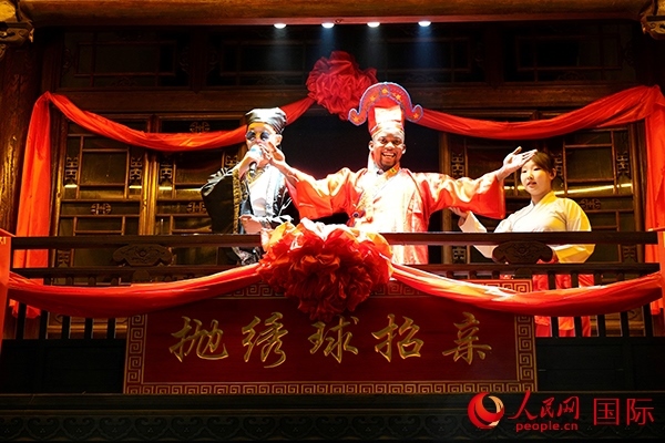 拋繡球。人民網(wǎng) 盧鵬宇攝