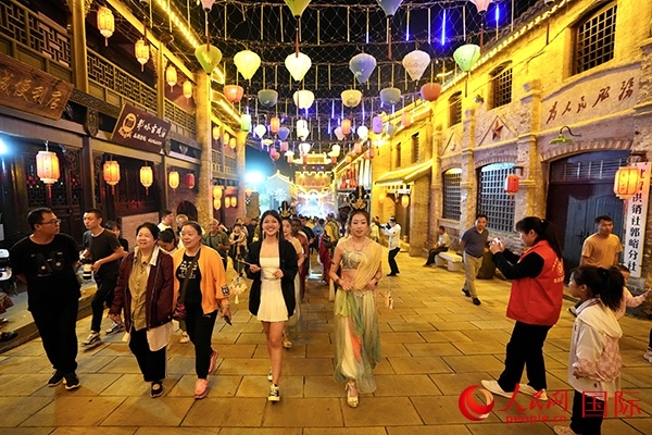 選手體驗古城巡游。人民網(wǎng) 盧鵬宇攝