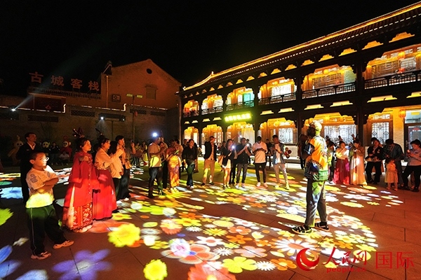 選手們和演員們一起載歌載舞。人民網(wǎng) 盧鵬宇攝