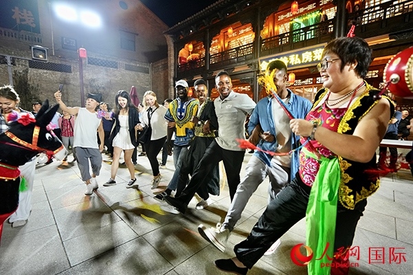 選手們和演員們一起載歌載舞。人民網(wǎng) 盧鵬宇攝