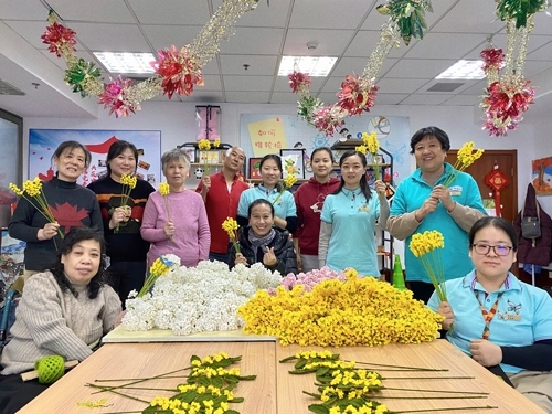 唐占鑫帶領(lǐng)團(tuán)隊(duì)為2022年北京冬奧會(huì)和冬殘奧會(huì)制作頒獎(jiǎng)花束。受訪者供圖