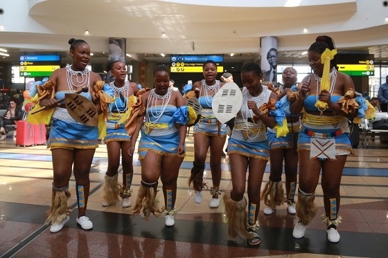 當(dāng)?shù)孛癖姎g迎中國旅行團。北青旅提供