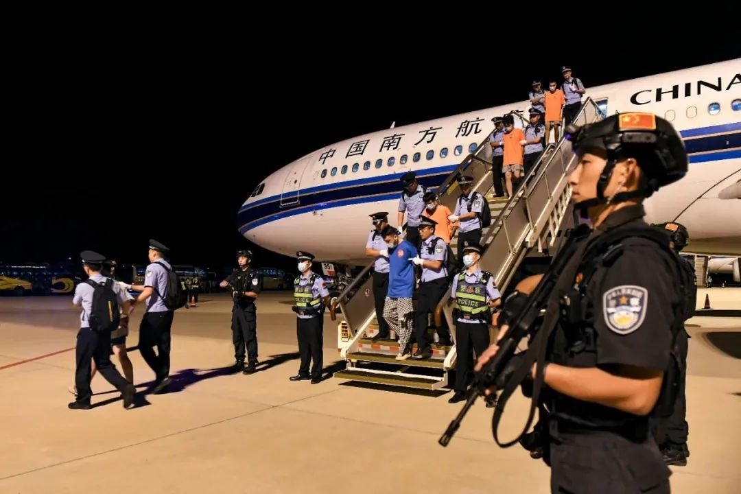 153名實(shí)施跨境裸聊敲詐的犯罪嫌疑人從印度尼西亞被押解回國(guó)。公安部供圖