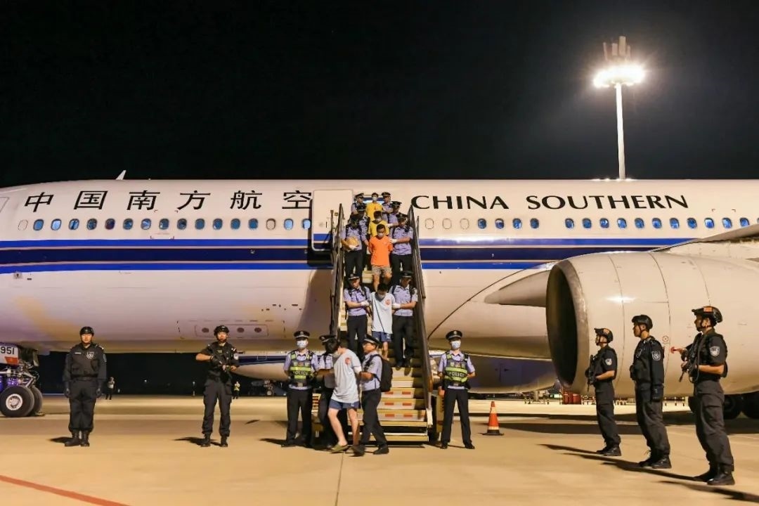 153名實(shí)施跨境裸聊敲詐的犯罪嫌疑人從印度尼西亞被押解回國(guó)。公安部供圖
