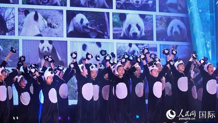 小演員們上演《歡樂功夫熊貓》。人民網(wǎng) 蔣曉辰攝