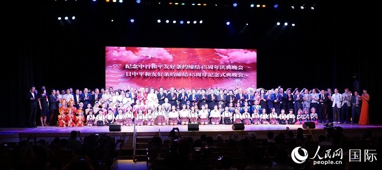 出席晚會(huì)的嘉賓與演員合影留念。人民網(wǎng) 蔣曉辰攝