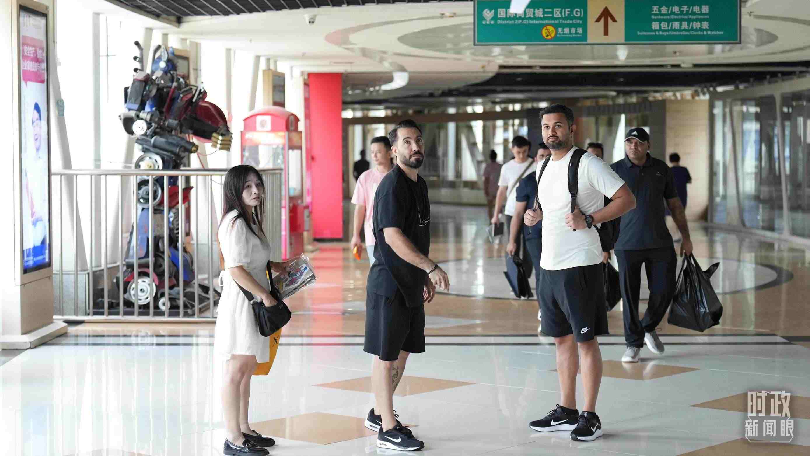 △義烏國際商貿(mào)城內(nèi)，來自世界各地的外商。（總臺國廣記者李晉拍攝）