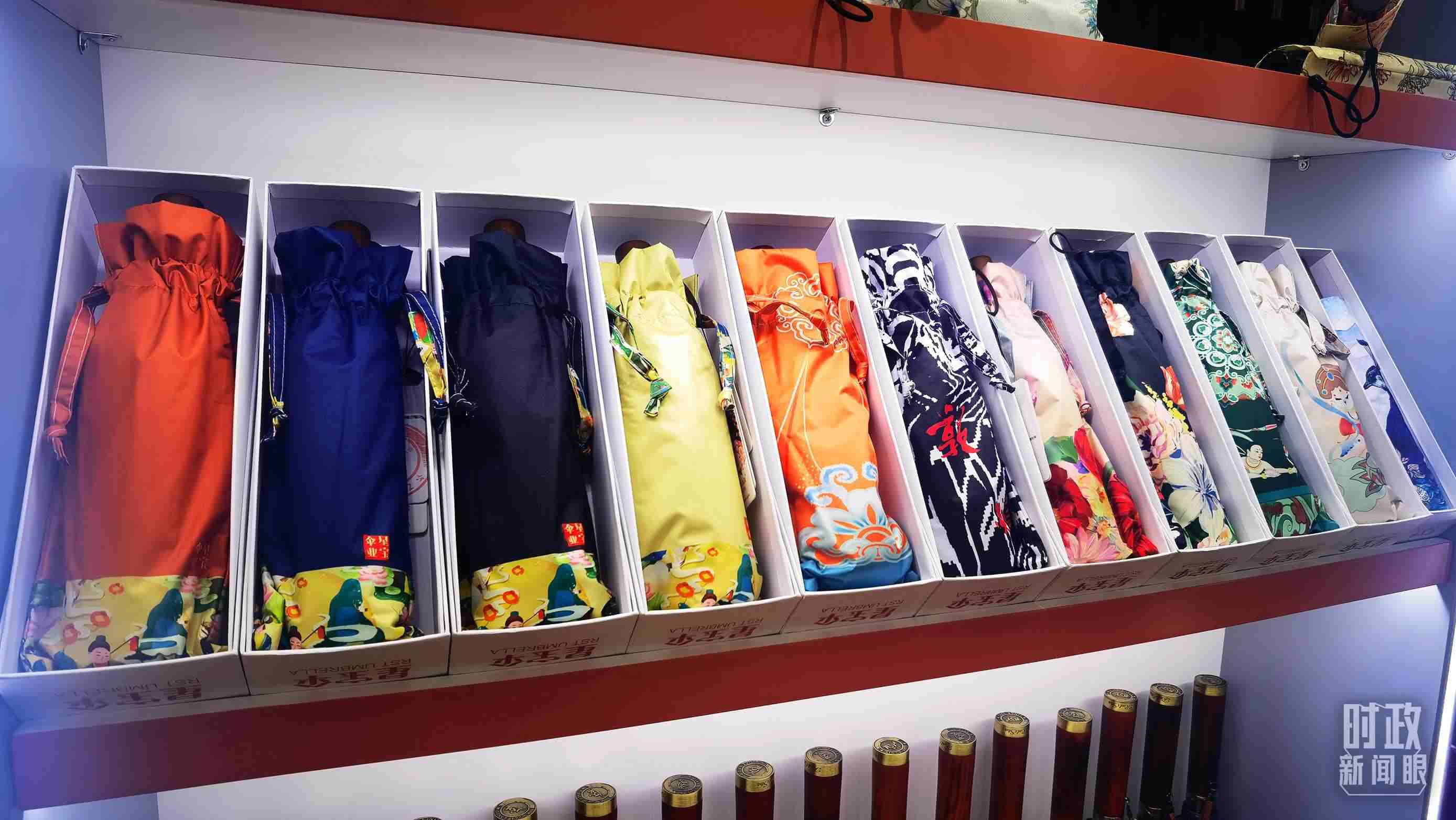 △商貿(mào)城內(nèi)的一家傘鋪，貨架上擺放著包裝精美的雨傘。（總臺央視記者范學禹拍攝）