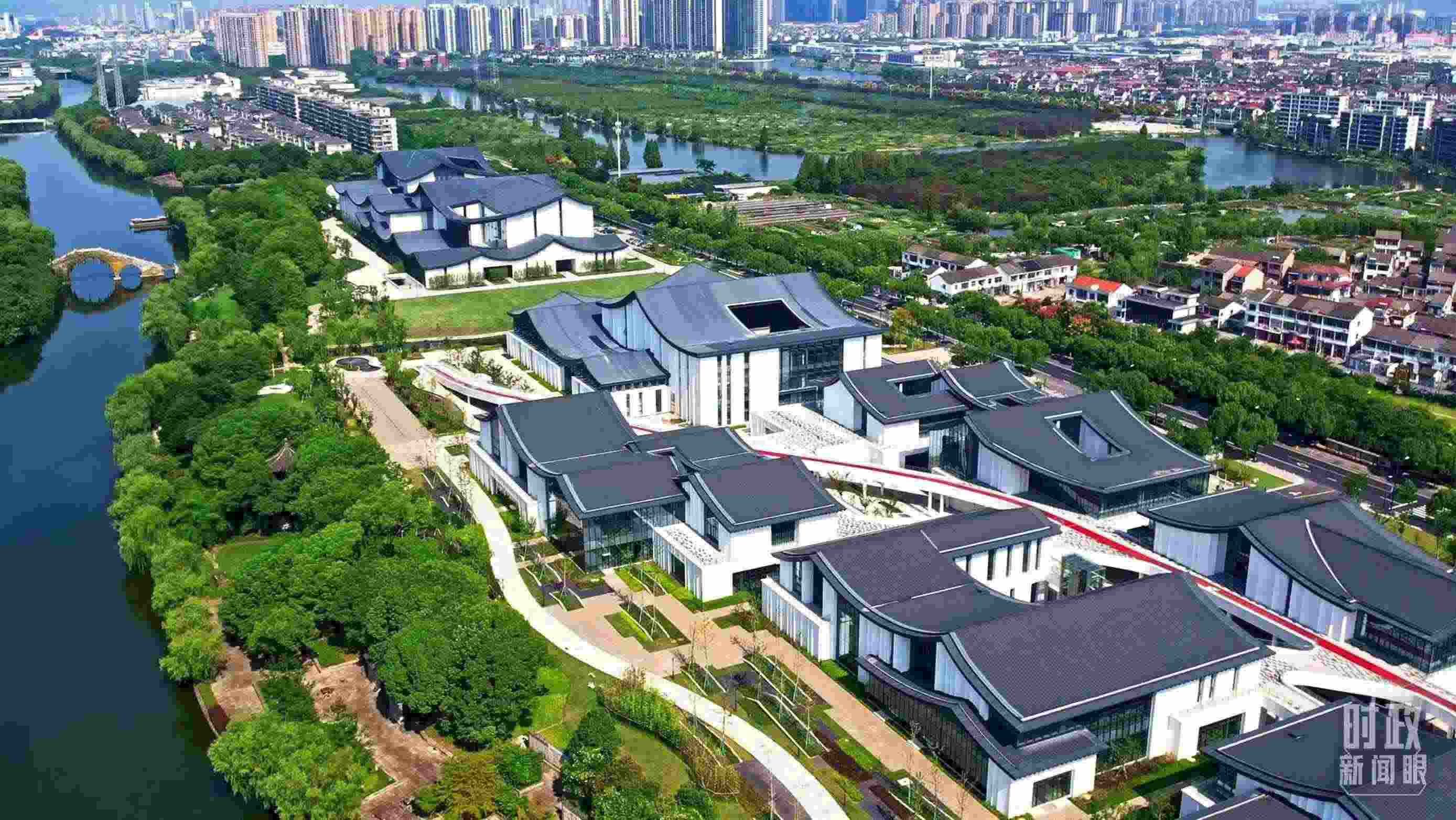 △臨河而建的浙東運河文化園。（總臺央視記者范凱拍攝）