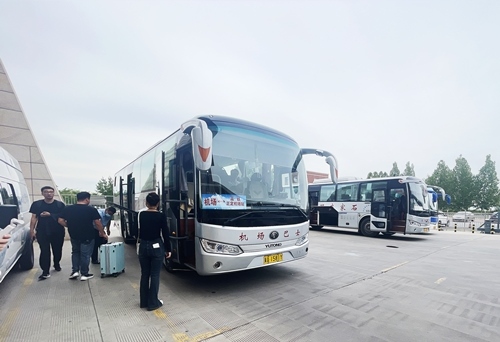 旅客準(zhǔn)備乘坐免費擺渡車前往正定機場。人民網(wǎng)記者 喬雪峰攝