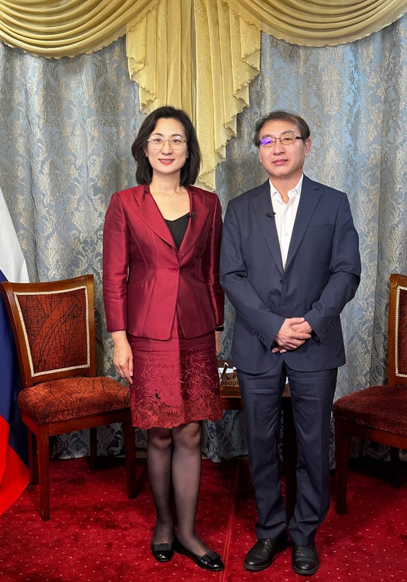 人民網(wǎng)黨委委員、副總編輯孫海峰（左一）專訪崔少純總領(lǐng)事。人民網(wǎng)記者 馬天翼攝