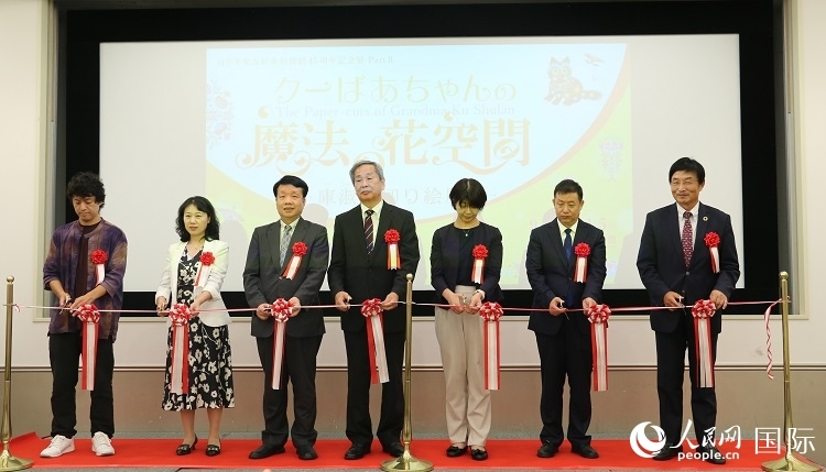 嘉賓共同為開幕式剪彩。人民網(wǎng) 許可攝