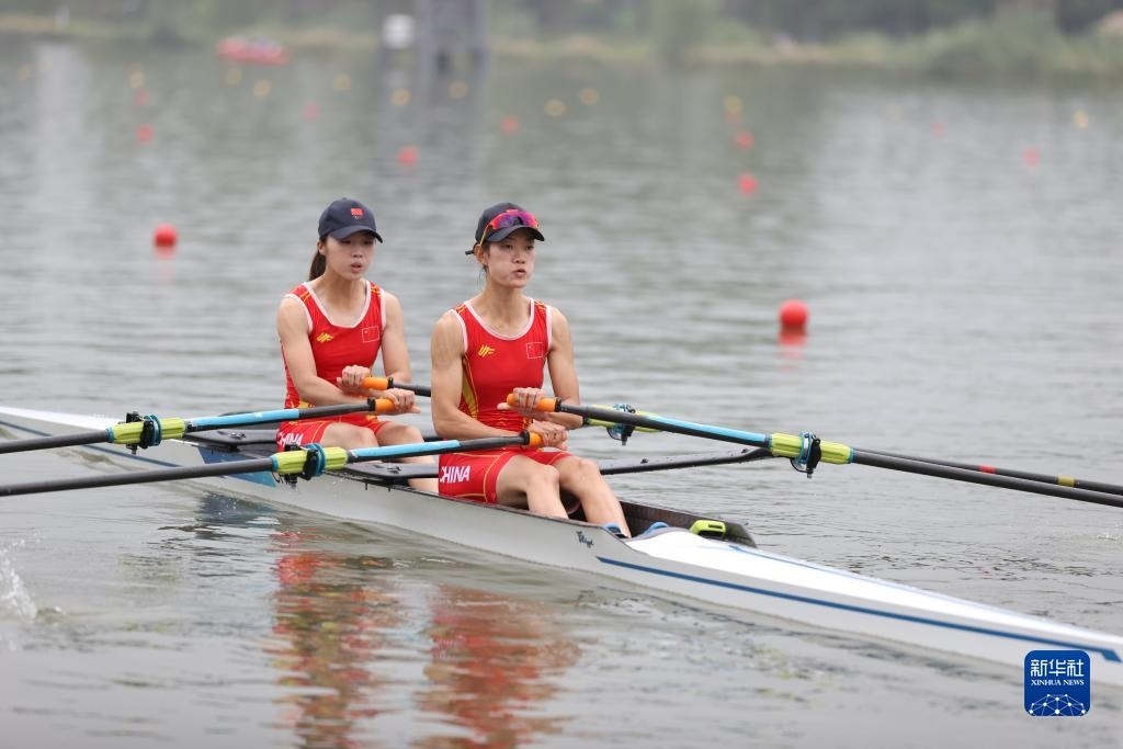 9月24日，鄒佳琪（左）/邱秀萍在決賽中。新華社記者 賈浩成 攝